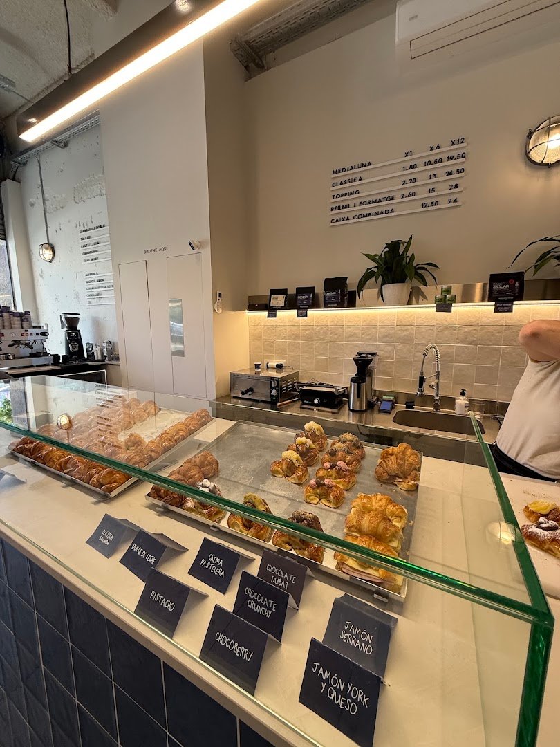 ALFAR Medialunas & Café specialty coffee shop in Barcelona - photo 8