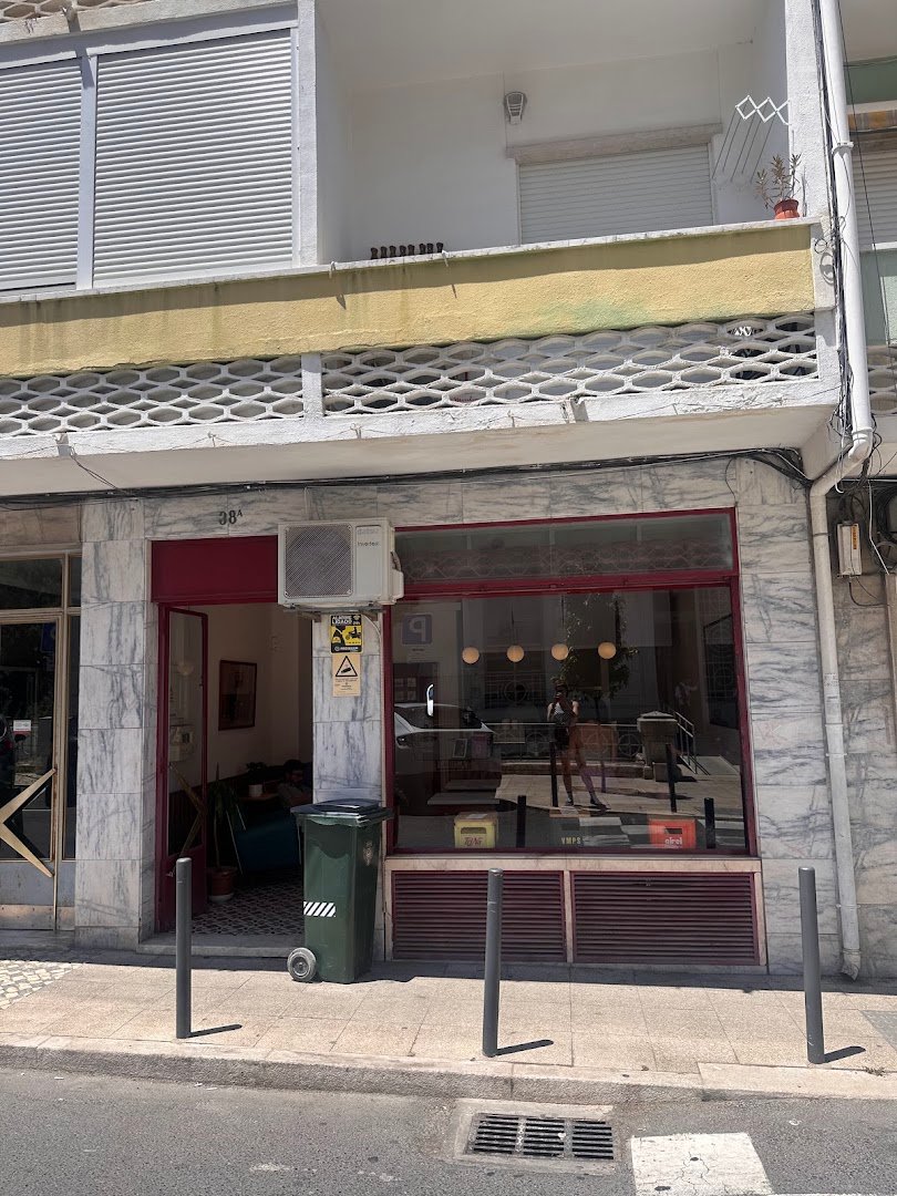Storefront of Double Trouble Specialty Coffee Campo de Ourique, specialty coffee shop in Lisbon