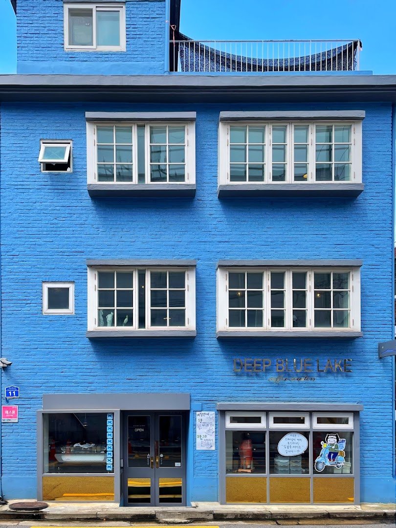 Storefront of Deep Blue Lake, specialty coffee shop in Seoul