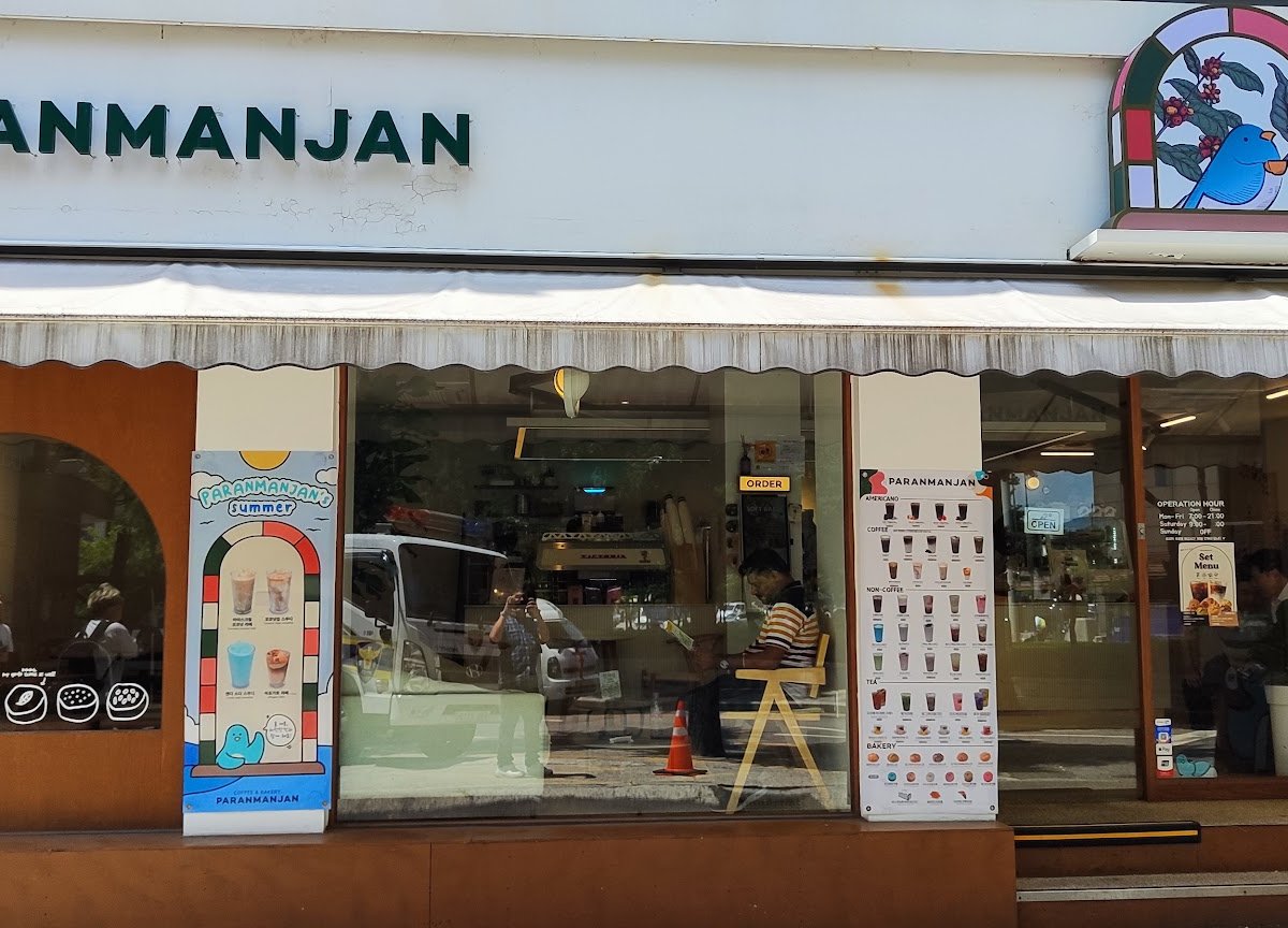 Storefront of Paranmanjan Gwanghwamun, specialty coffee shop in Seoul
