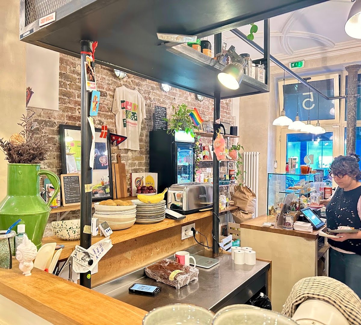 Devotions Café specialty coffee shop in Paris - photo 6
