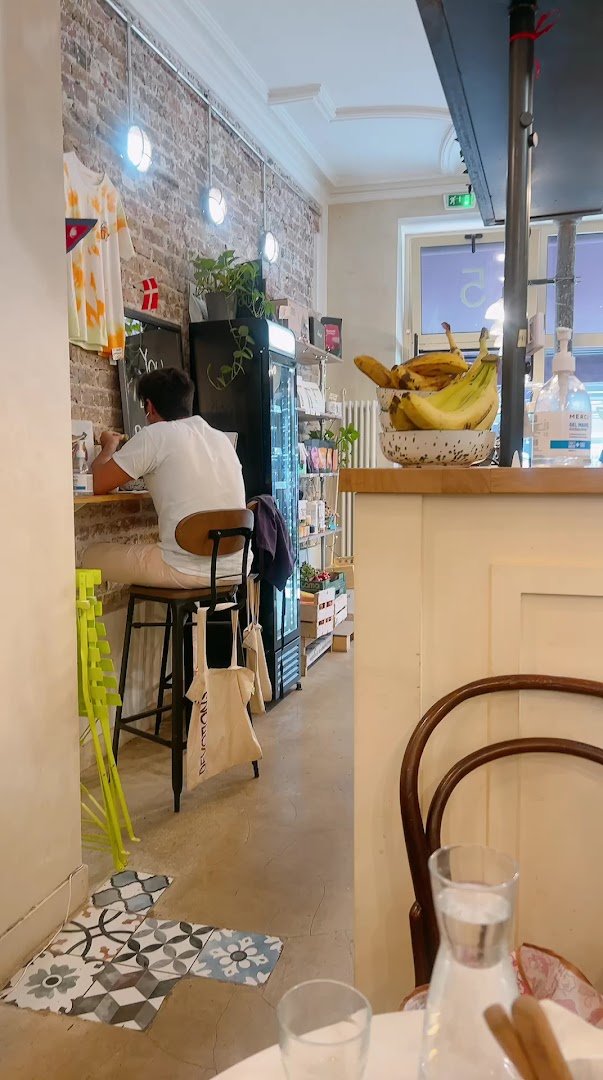 Devotions Café specialty coffee shop in Paris - photo 8