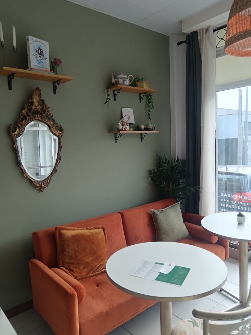 Interior of POTTS, specialty coffee shop in Porto