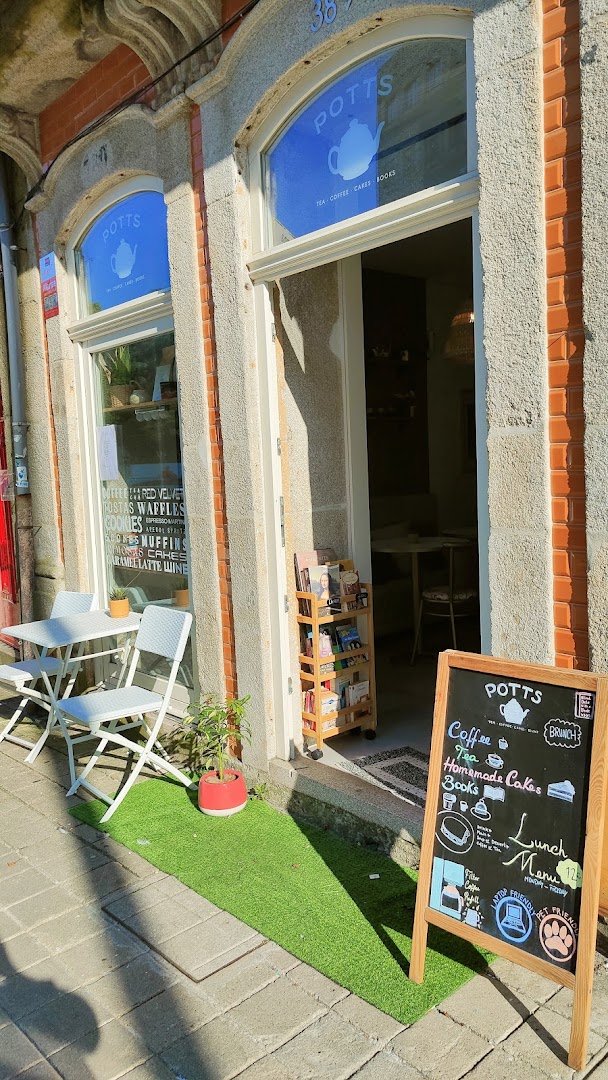 Storefront of POTTS, specialty coffee shop in Porto