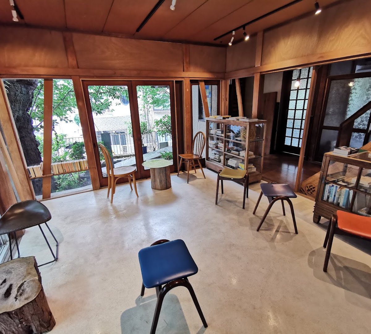 Interior of Nadoya no Katte, specialty coffee shop in Tokyo