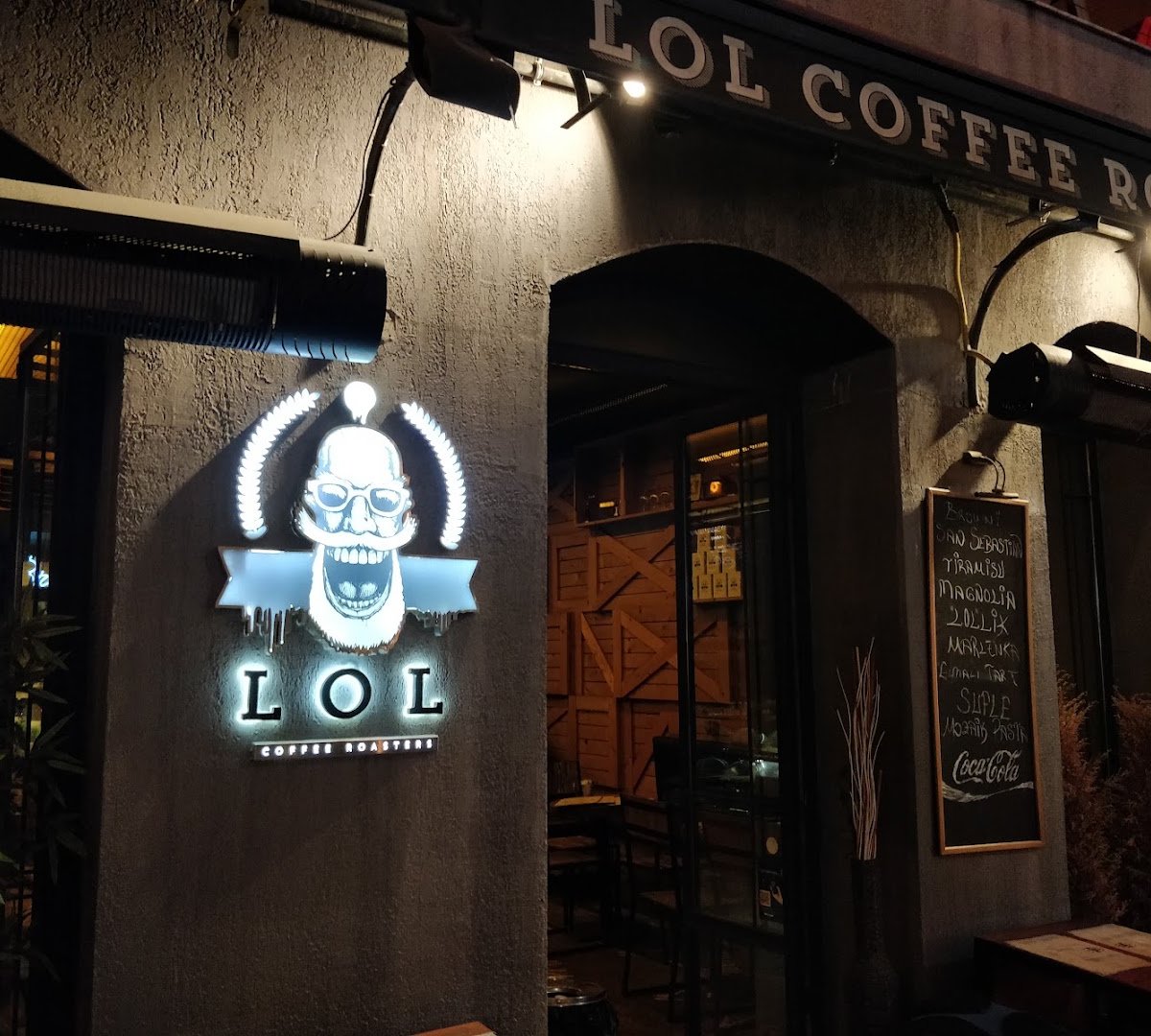 Lol Coffee Roasters specialty coffee shop in Istanbul - photo 8