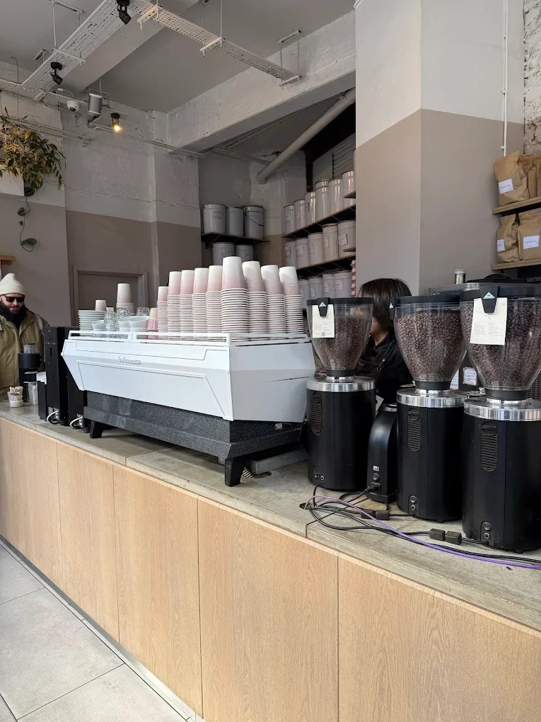 Rosslyn (78 Queen Victoria St) specialty coffee shop in London - photo 9