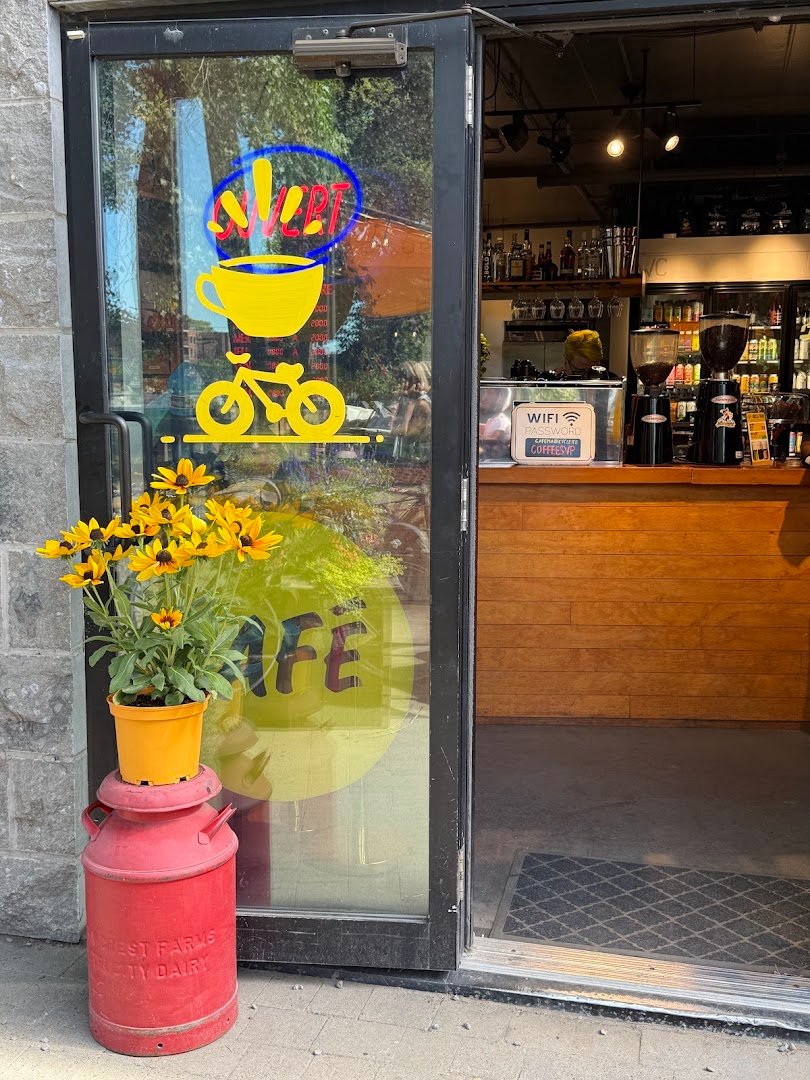 Storefront of Café Ma Bicyclette, specialty coffee shop in Montreal