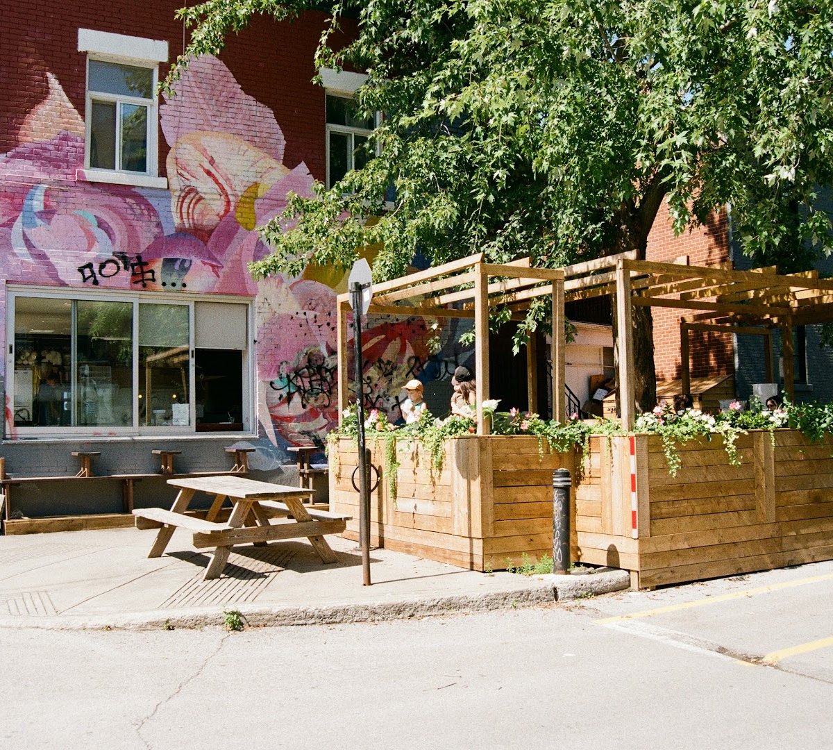 Storefront of Café chez Téta, specialty coffee shop in Montreal