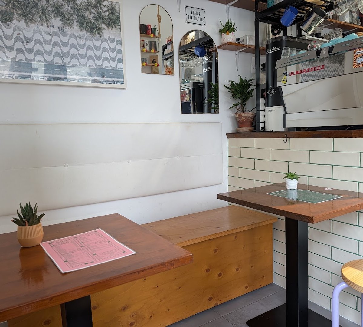 Interior of Parioca café, specialty coffee shop in Lisbon