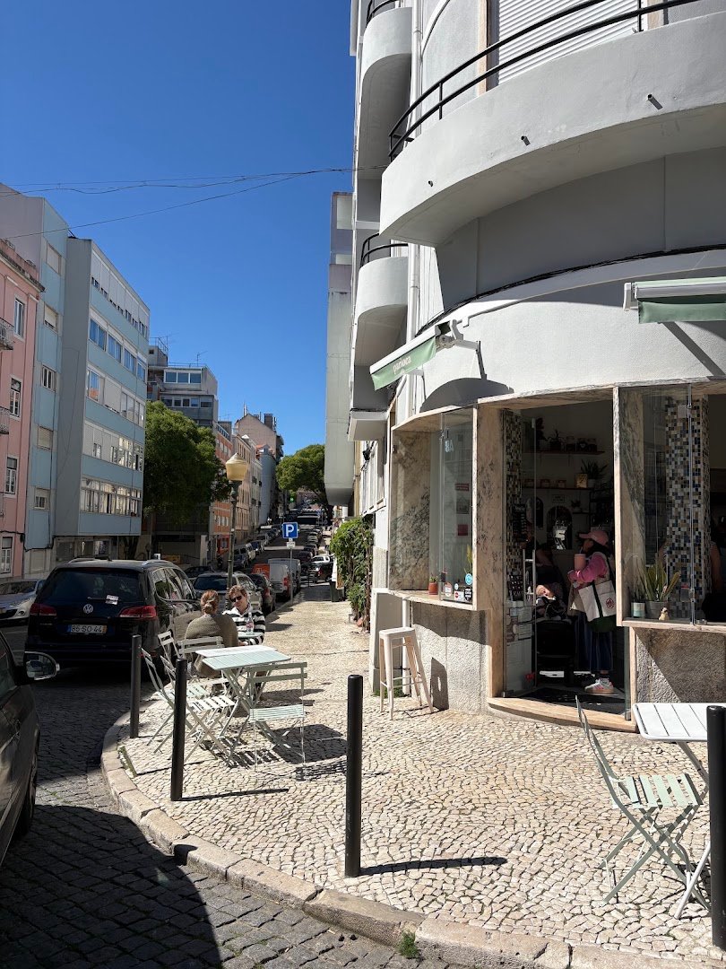 Storefront of Parioca café, specialty coffee shop in Lisbon
