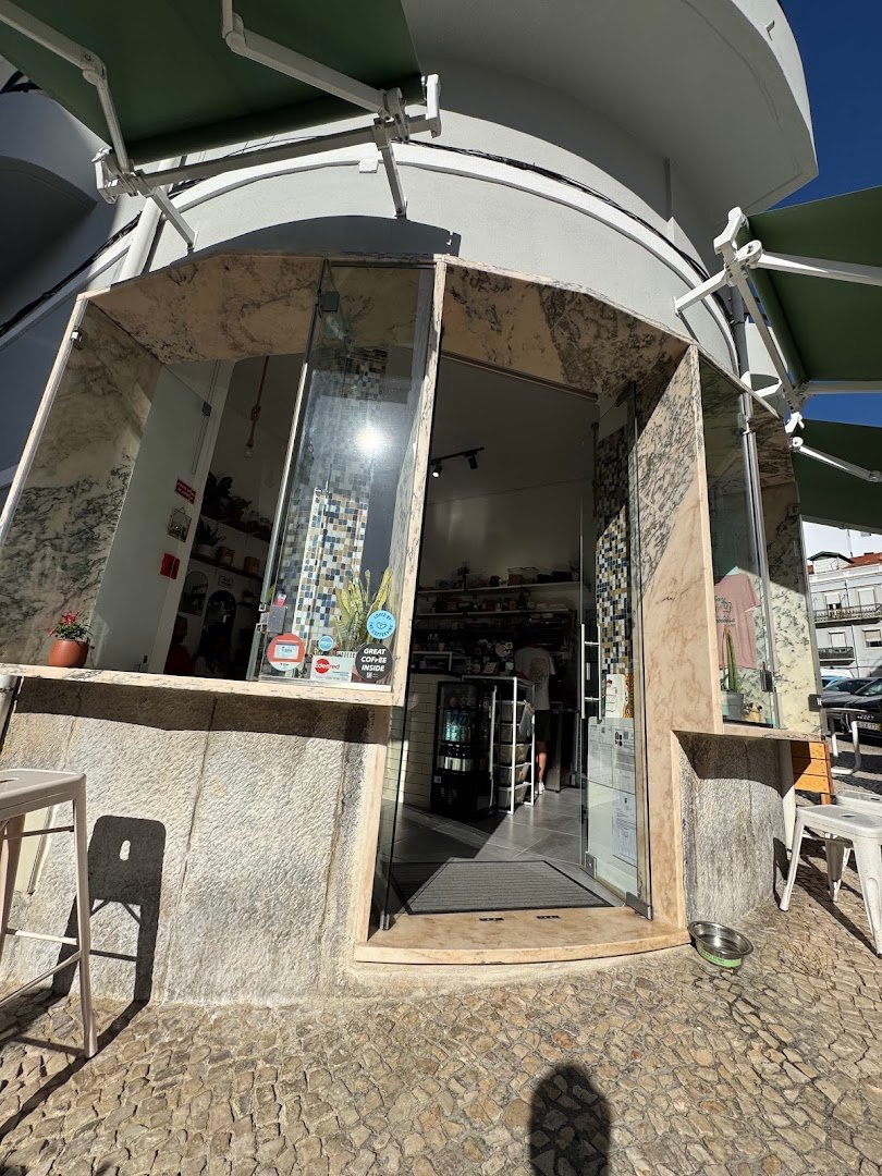 Storefront of Parioca café, specialty coffee shop in Lisbon