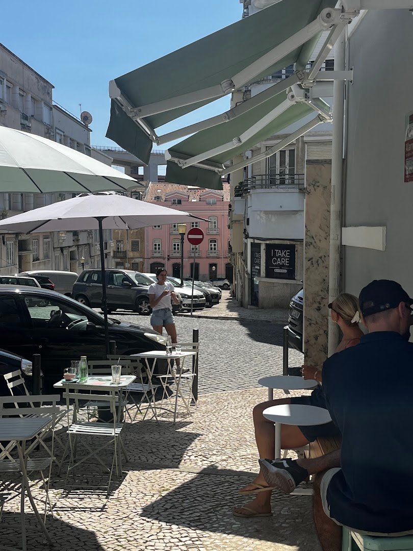 Storefront of Parioca café, specialty coffee shop in Lisbon