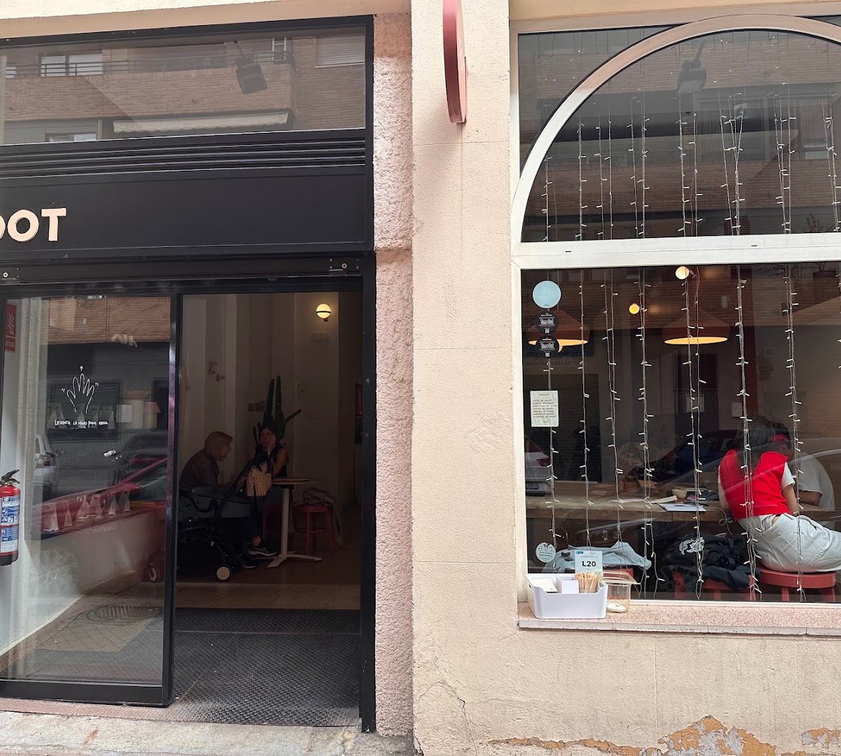 Dot Café Bar specialty coffee shop in Madrid - photo 5