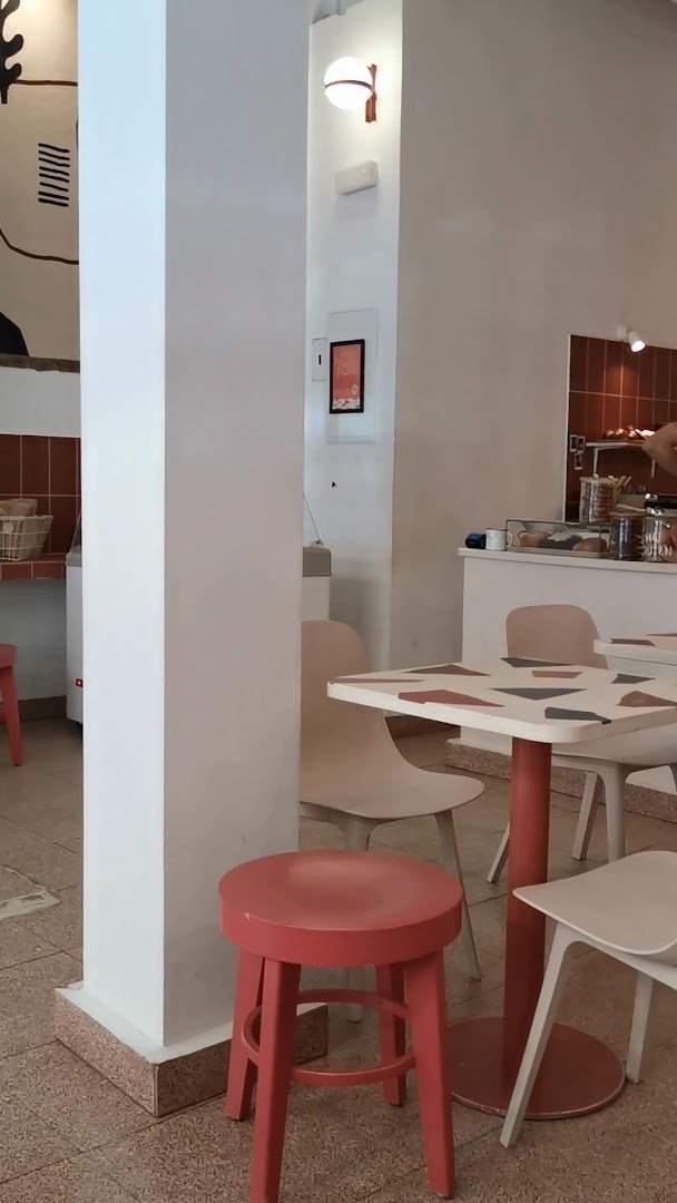 Dot Café Bar specialty coffee shop in Madrid - photo 8