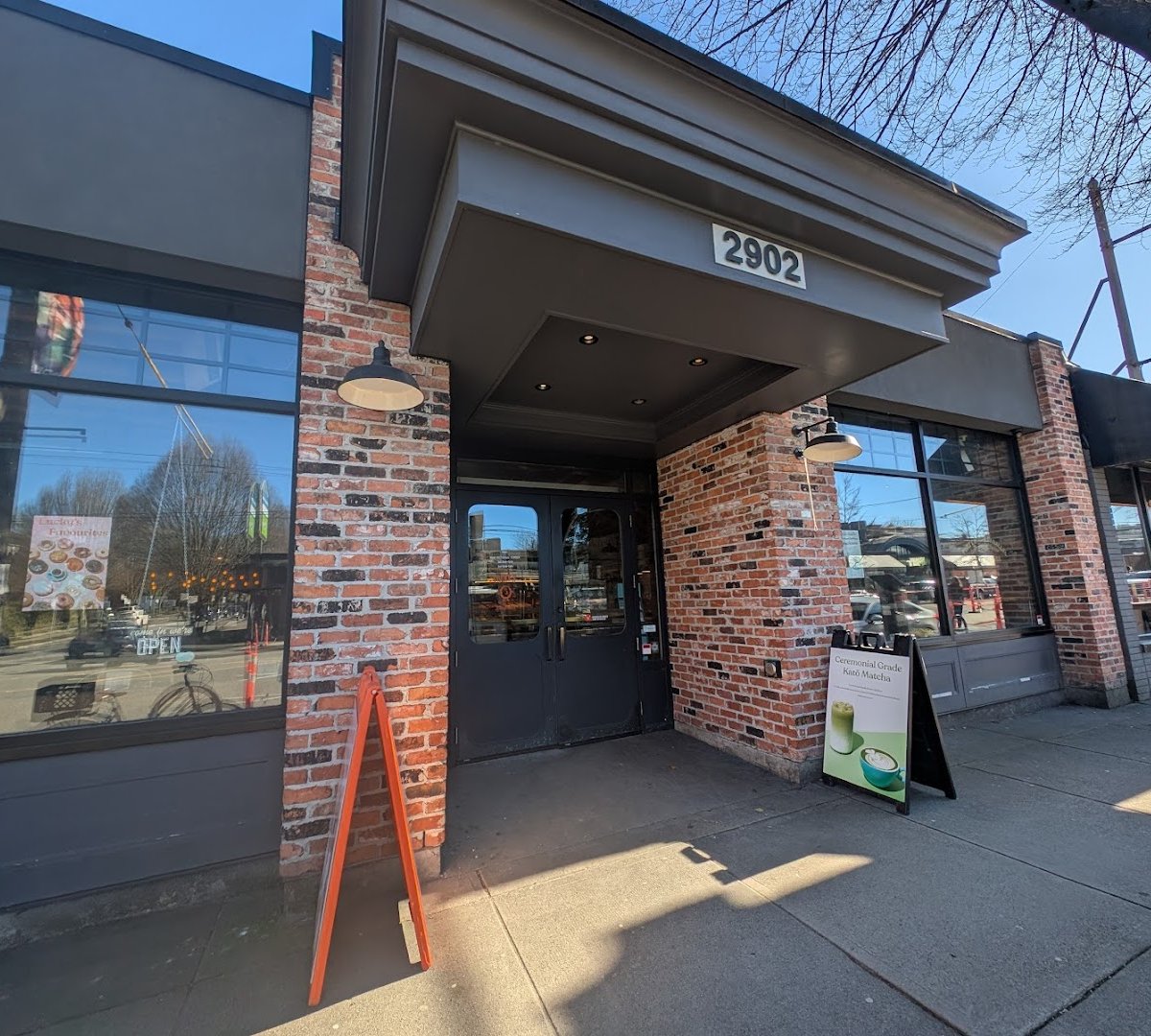 49th Parallel Café & Lucky's Doughnuts - Main Street specialty coffee shop in Vancouver - photo 3