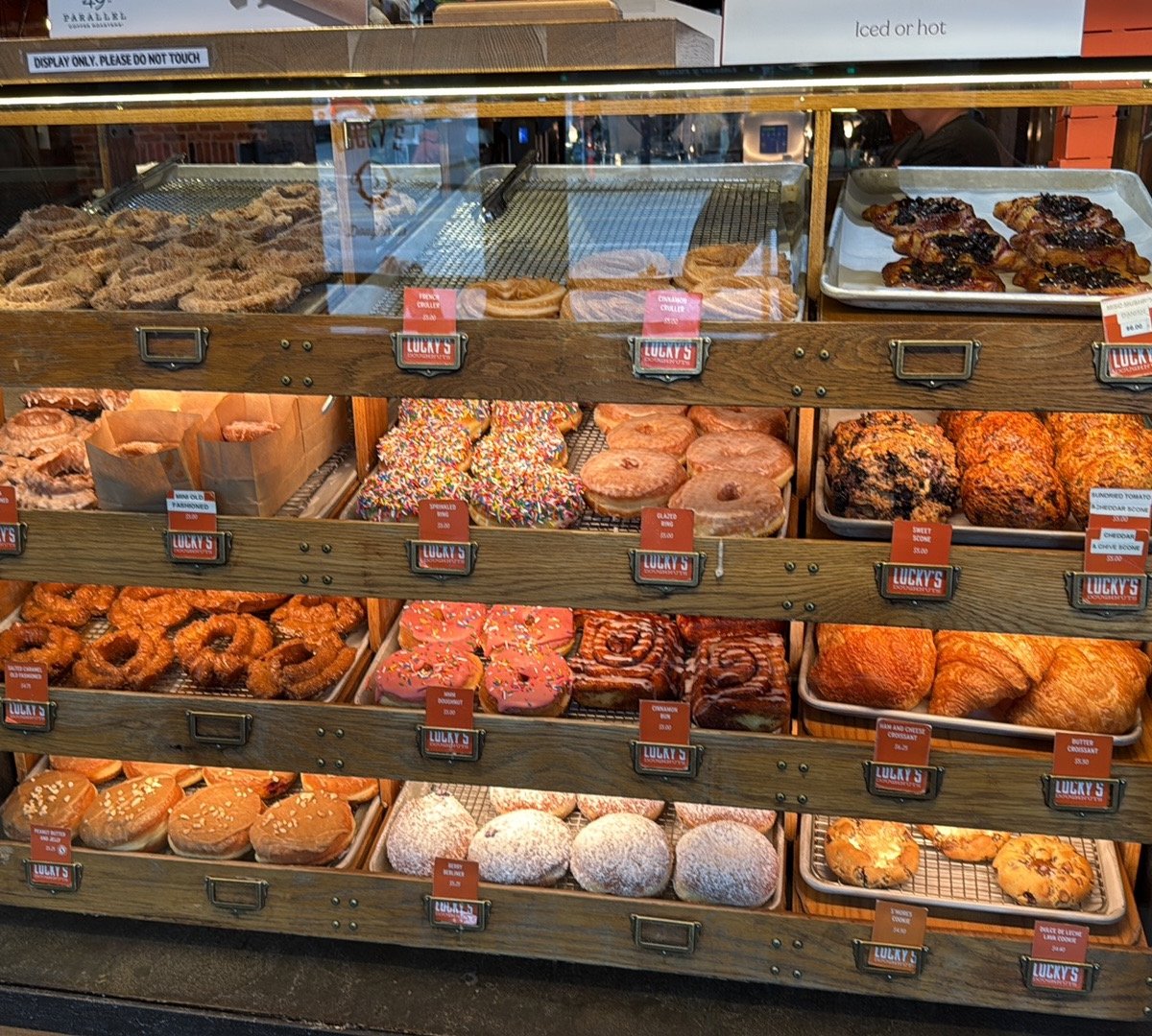 49th Parallel Café & Lucky's Doughnuts - Main Street specialty coffee shop in Vancouver - photo 5