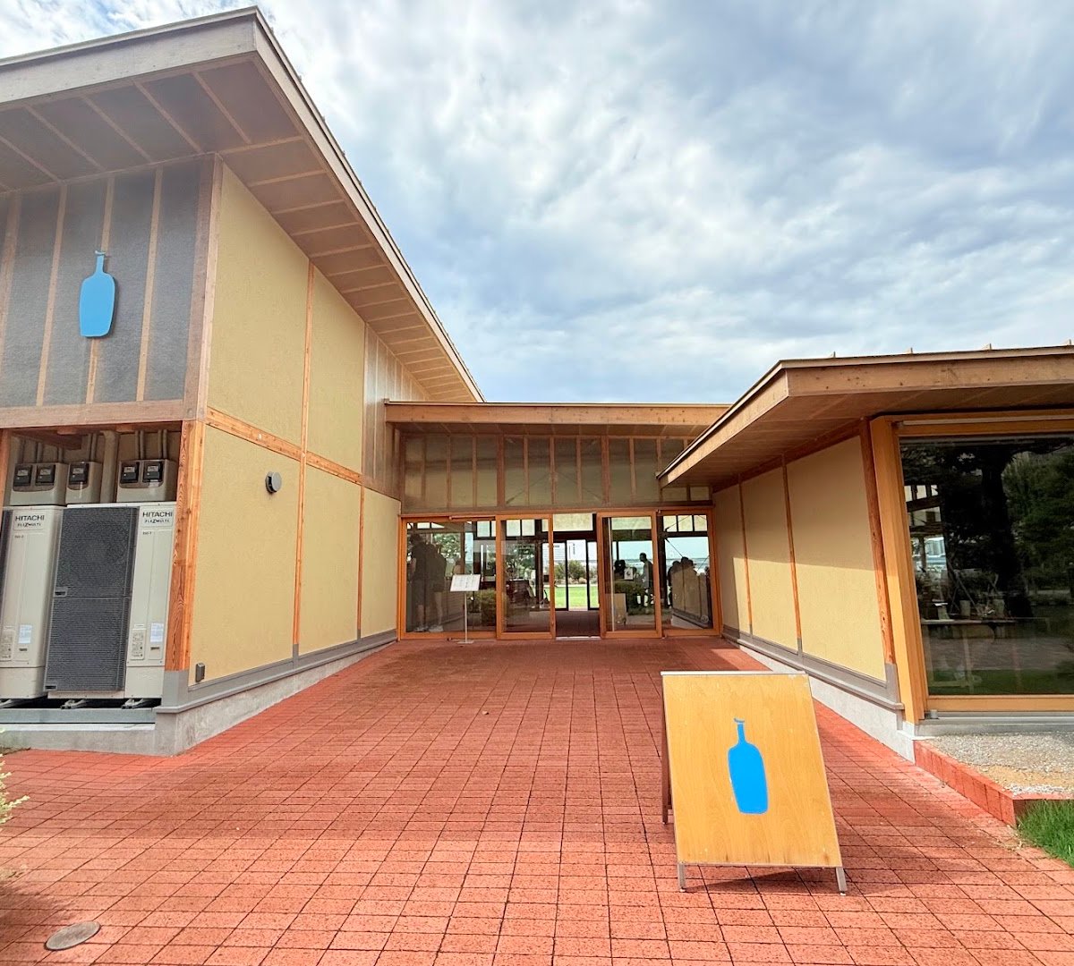 Storefront of Blue Bottle Coffee Toyosu Park Cafe, specialty coffee shop in Tokyo