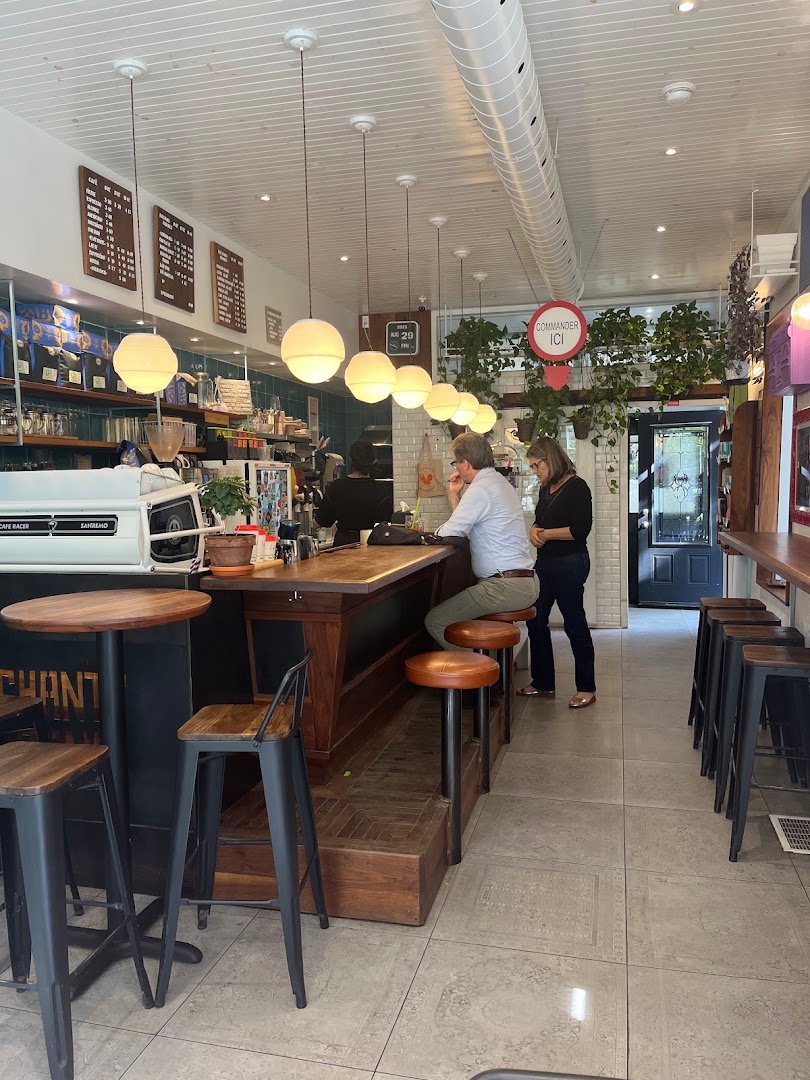 Interior of Méchants pinsons, specialty coffee shop in Montreal