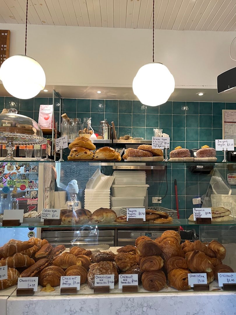 Interior of Méchants pinsons, specialty coffee shop in Montreal