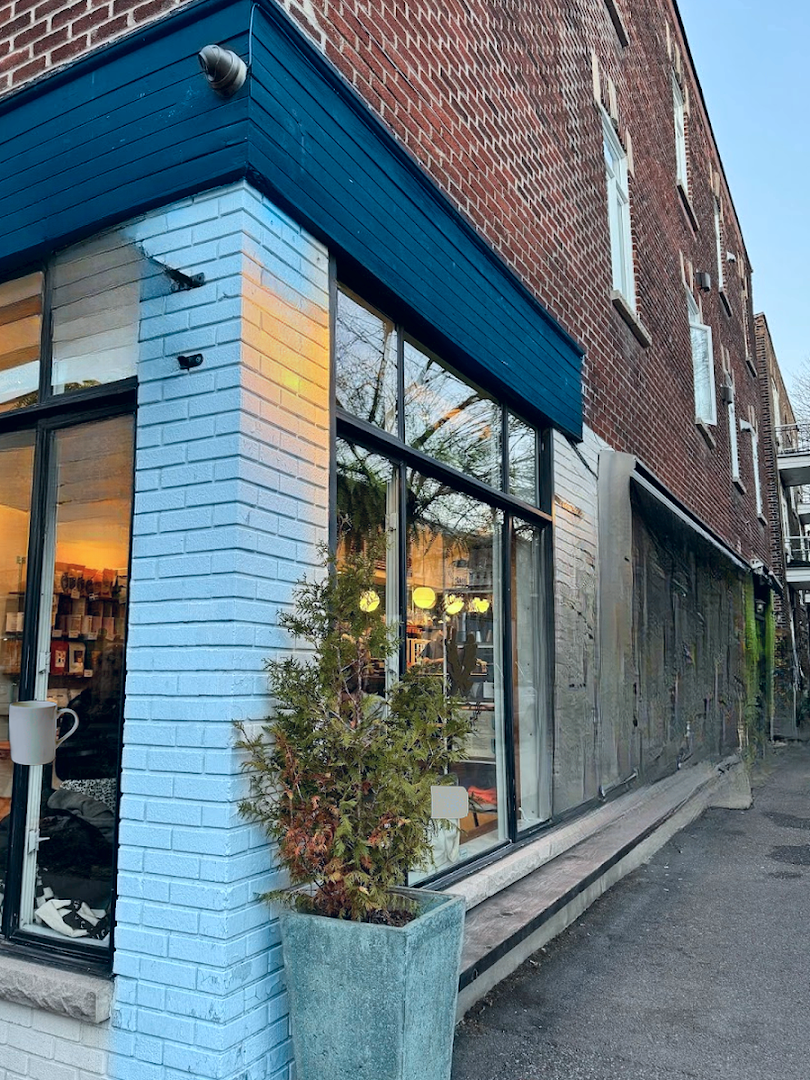 Storefront of Méchants pinsons, specialty coffee shop in Montreal