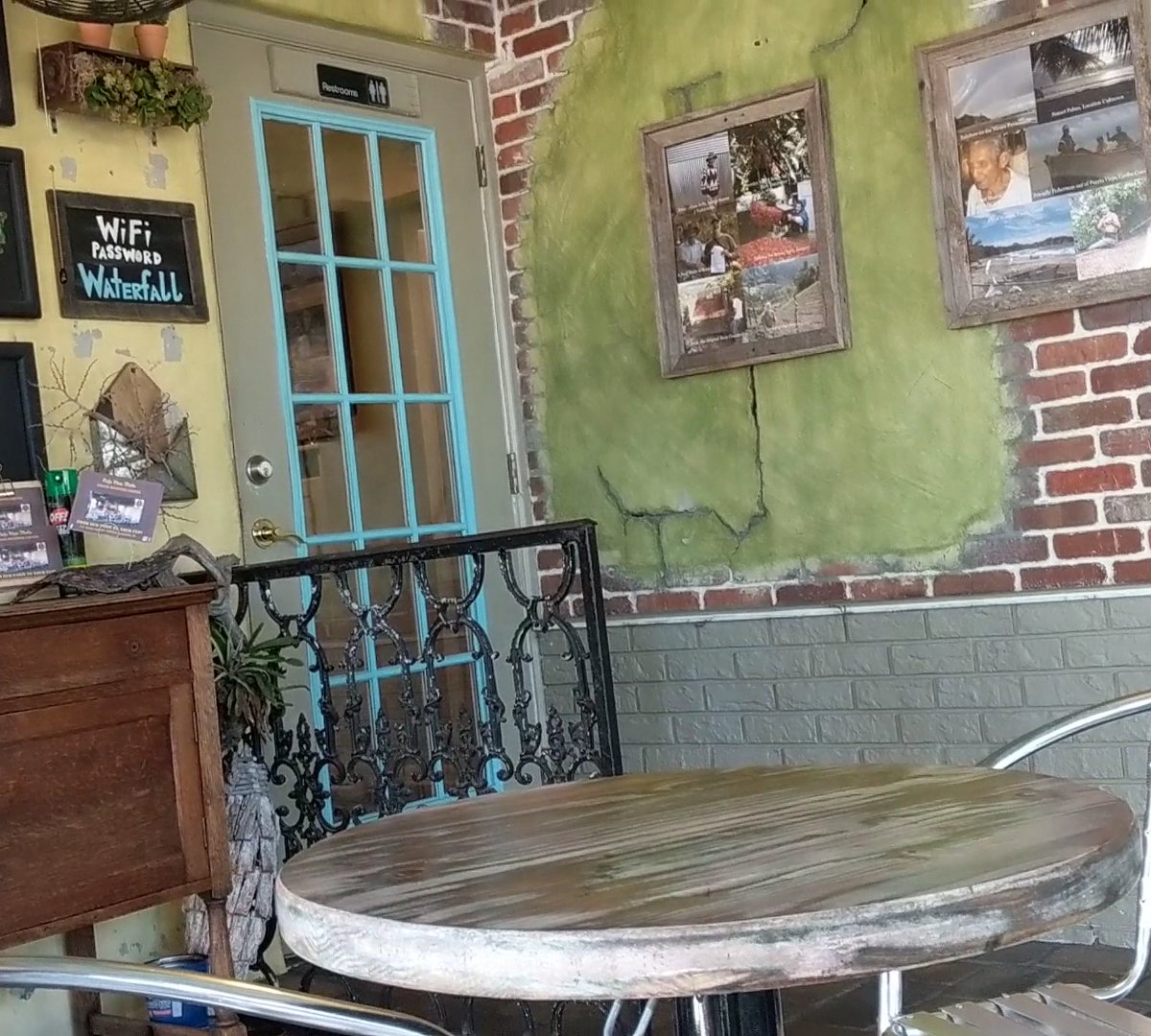 Interior of Café Vino Tinto, specialty coffee shop in Tampa-St. Petersburg