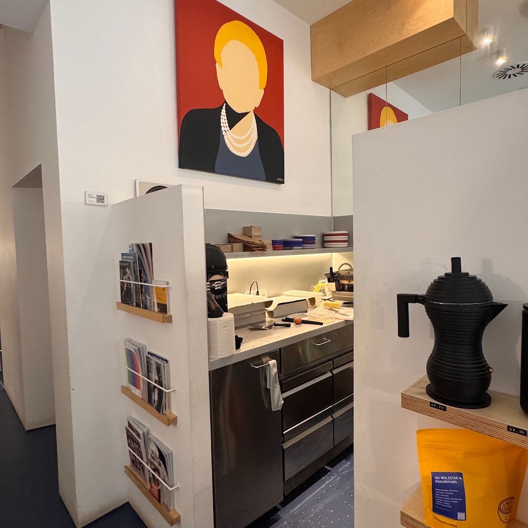 Hola Coffee Lagasca specialty coffee shop in Madrid - photo 7
