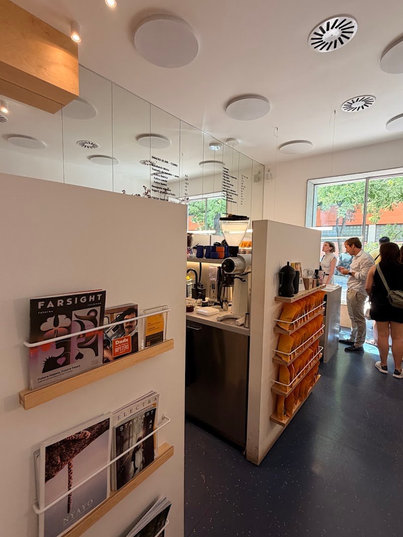 Hola Coffee Lagasca specialty coffee shop in Madrid - photo 9
