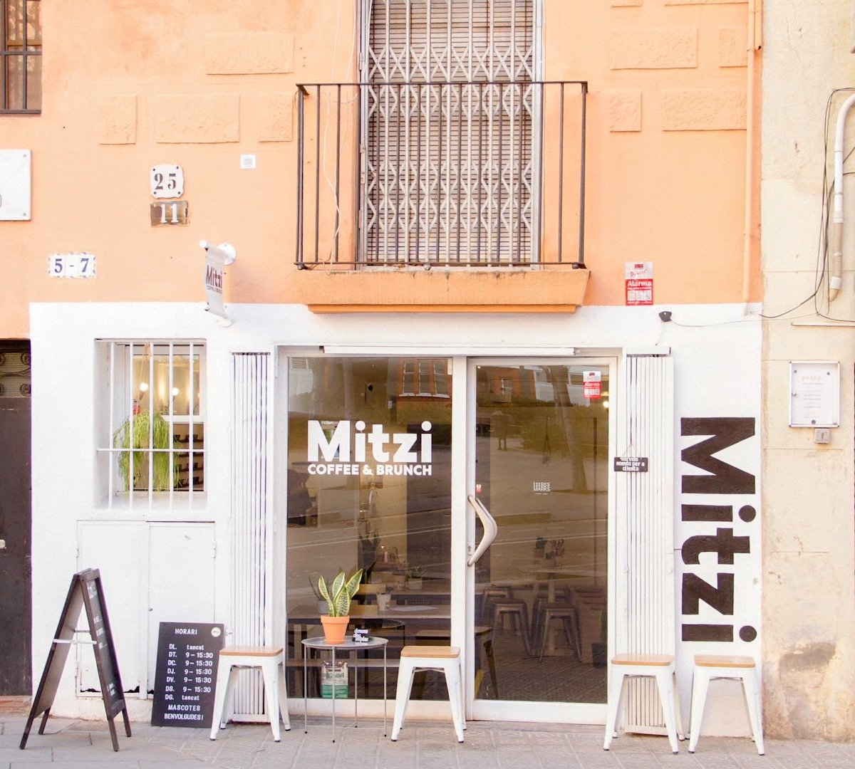 Mitzi Coffee & Brunch specialty coffee shop in Barcelona - photo 3