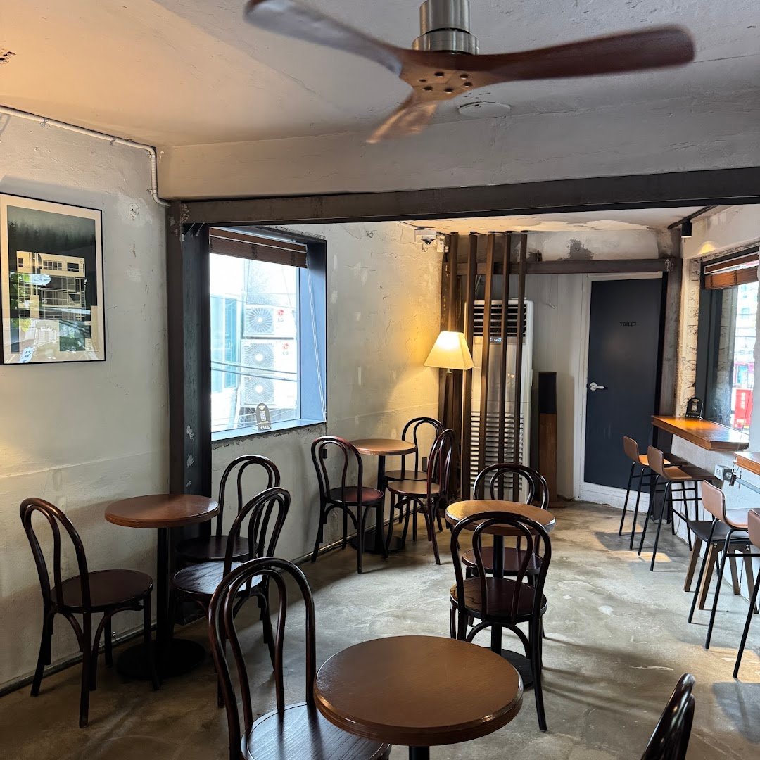Interior of 센트럴사이트 연남점 (Centralsite Coffee Roasters), specialty coffee shop in Seoul