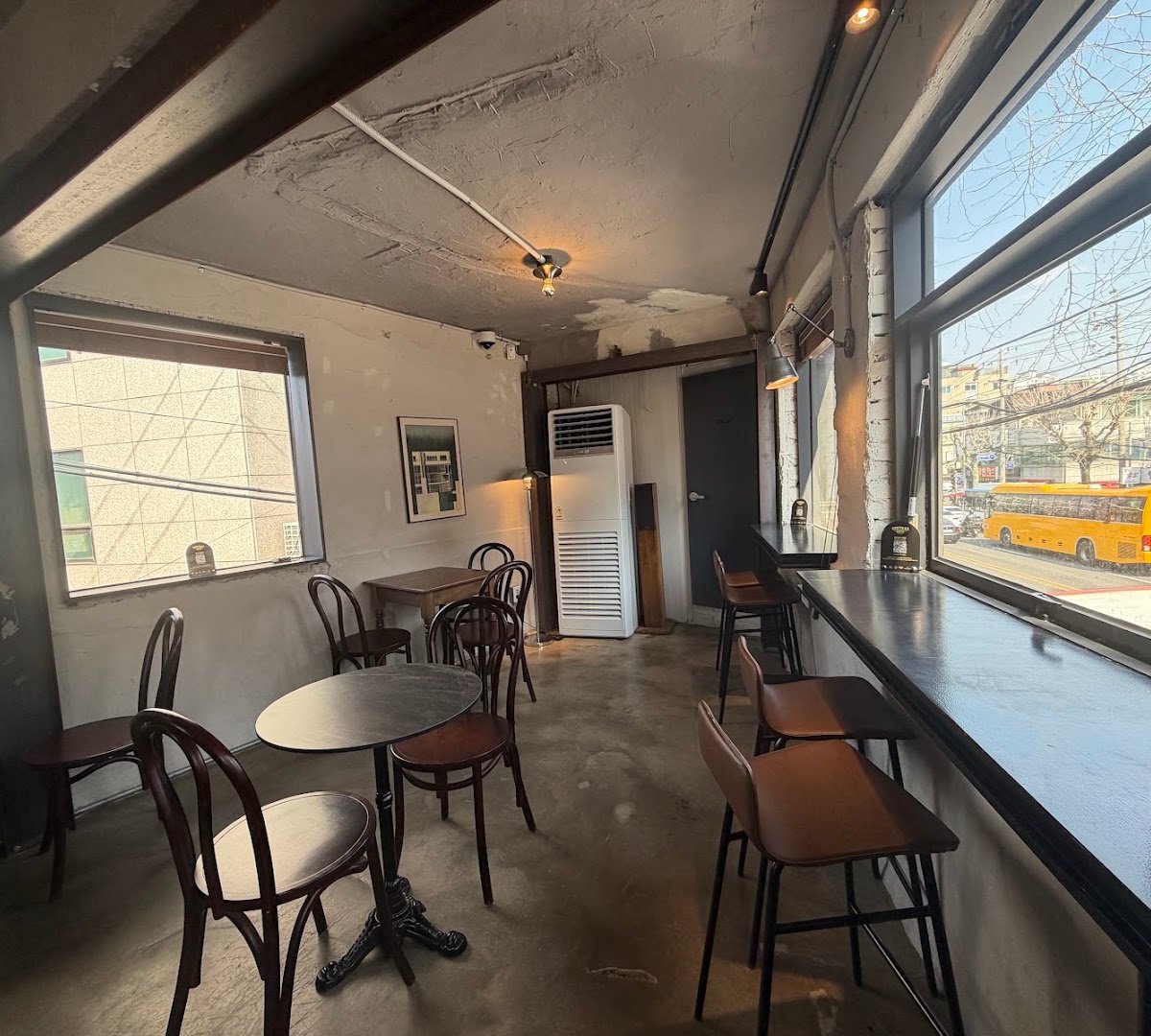 Interior of 센트럴사이트 연남점 (Centralsite Coffee Roasters), specialty coffee shop in Seoul