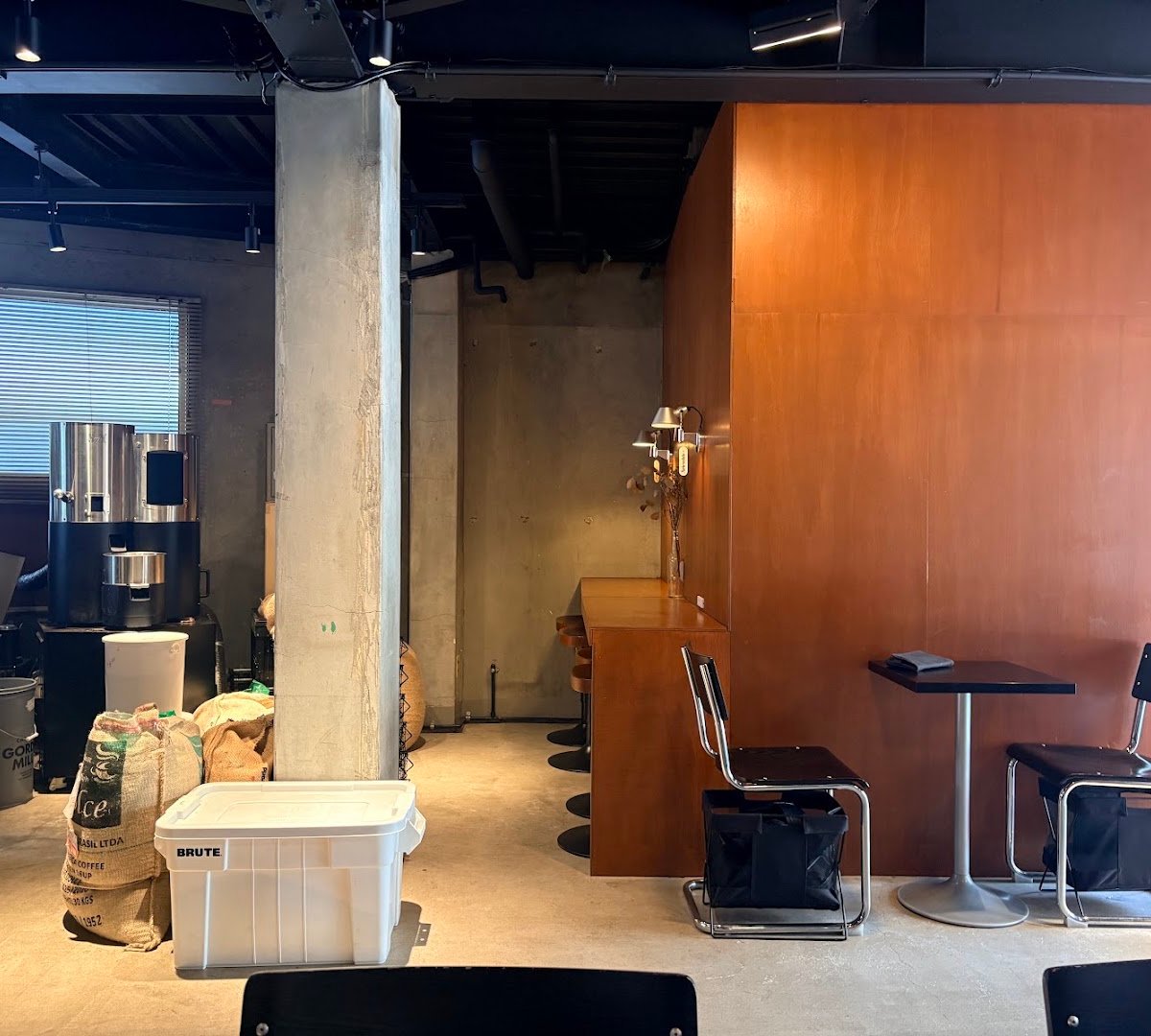 Interior of SLOTH COFFEE ROASTERS 中津店, specialty coffee shop in Osaka