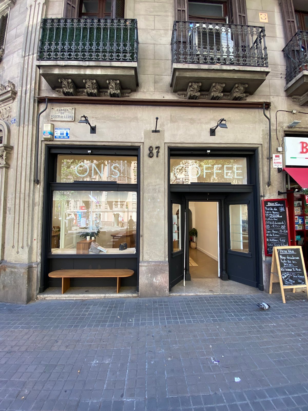 ONIS COFFEE specialty coffee shop in Barcelona - photo 2