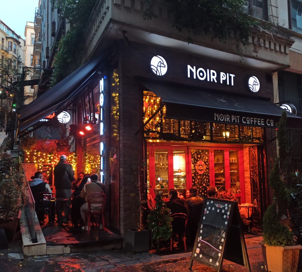 Noir Pit specialty coffee shop in Istanbul - photo 4