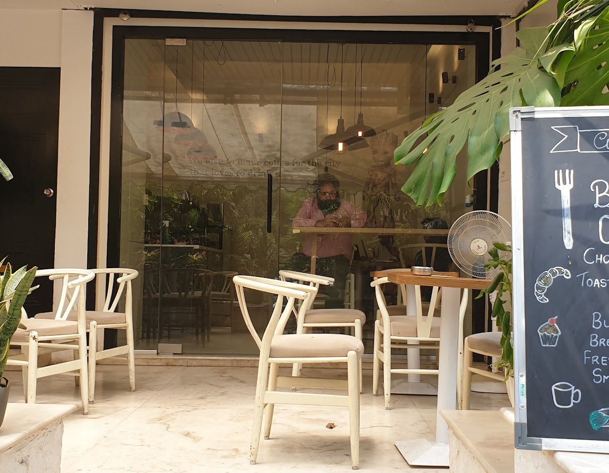 Storefront of javaphile pali, specialty coffee shop in Mumbai