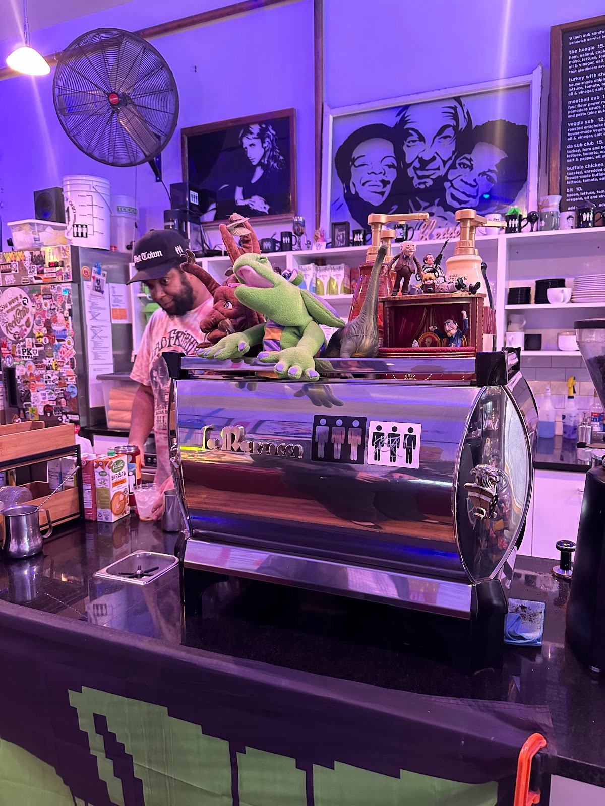 Standing Passengers specialty coffee shop in Chicago - photo 8