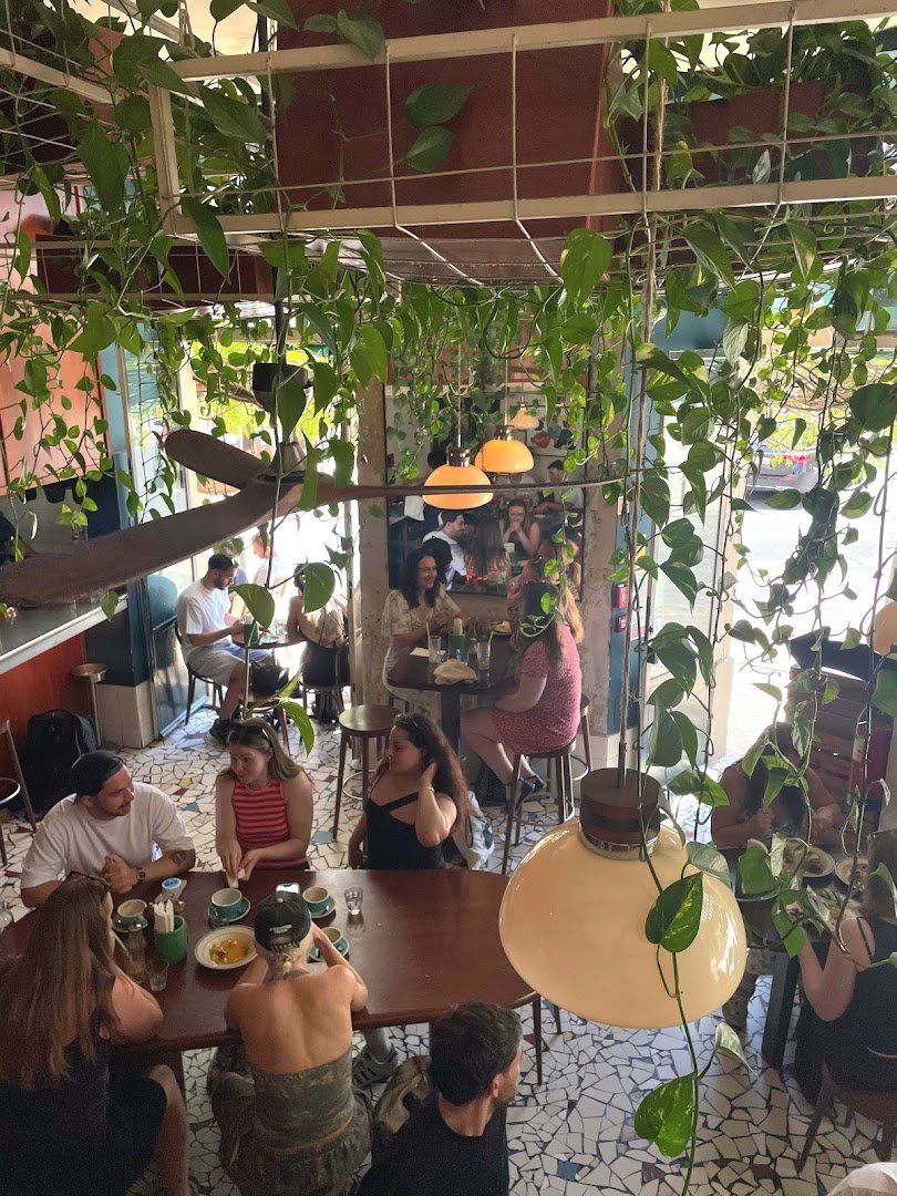 Interior of Café Janis, specialty coffee shop in Lisbon