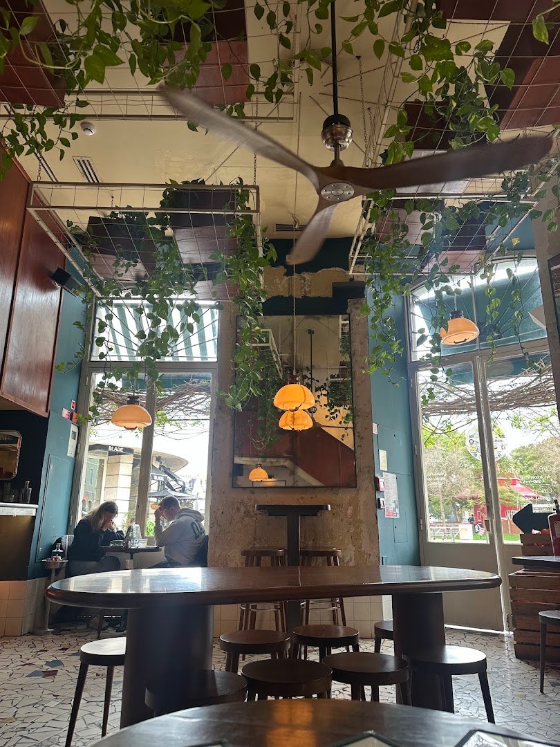 Interior of Café Janis, specialty coffee shop in Lisbon
