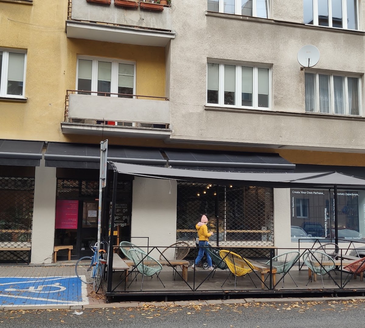 Storefront of Relaks, specialty coffee shop in Warsaw