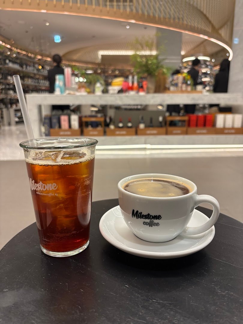 Coffee at 마일스톤 커피 더현대 서울, specialty coffee shop in Seoul