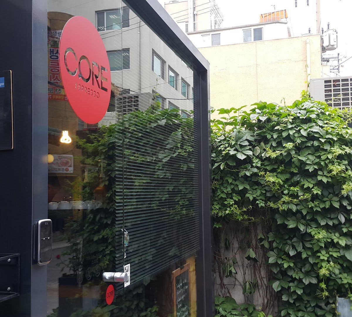 Storefront of 에스프레소코어, specialty coffee shop in Seoul