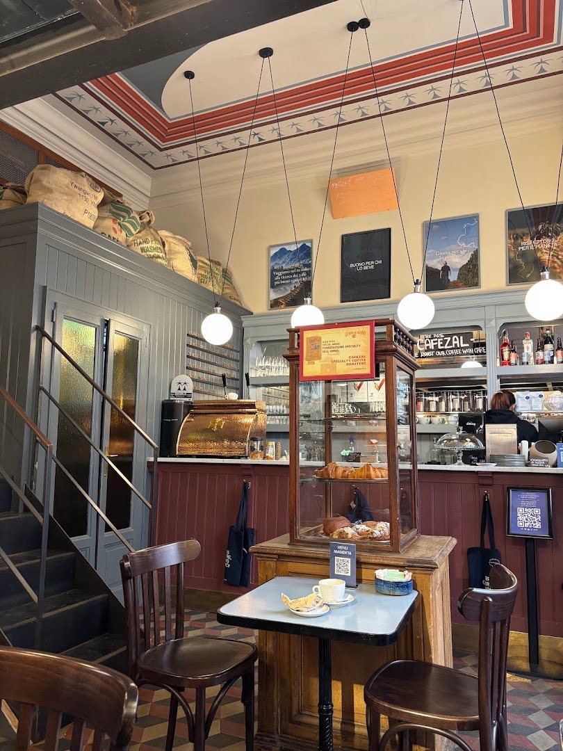 Interior of Cafezal Specialty Coffee - Magenta, specialty coffee shop in Milan